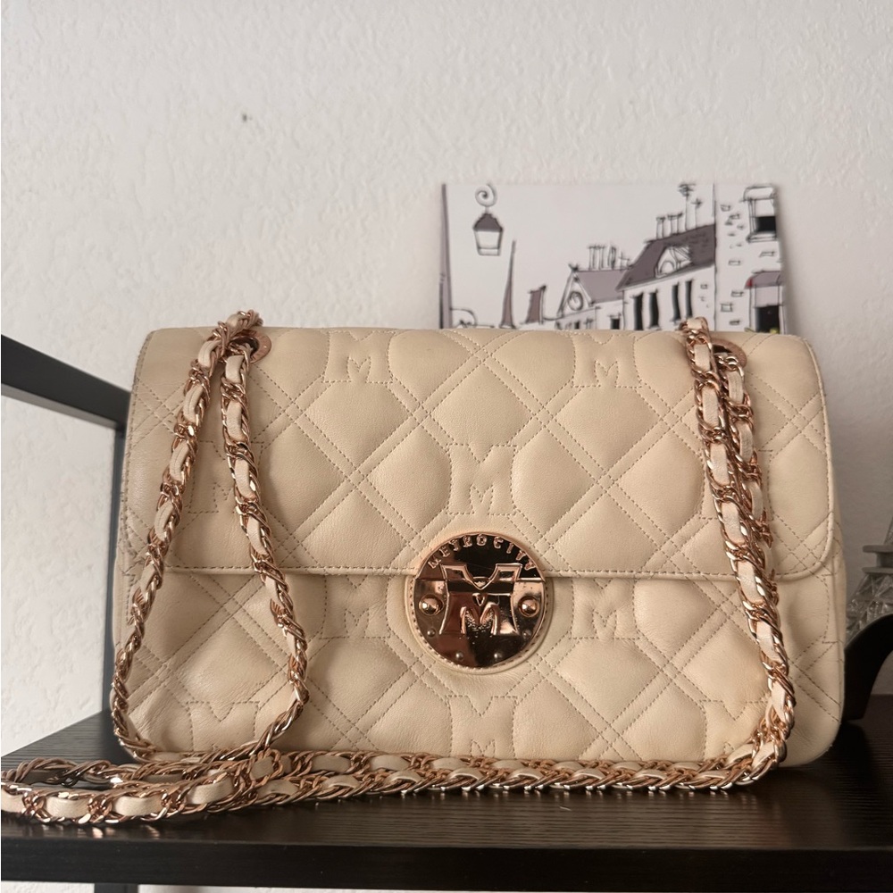 Cream Quilted Shoulder Bag with Rose Gold-Tone Chain and Emblem - Picture 3 of 6